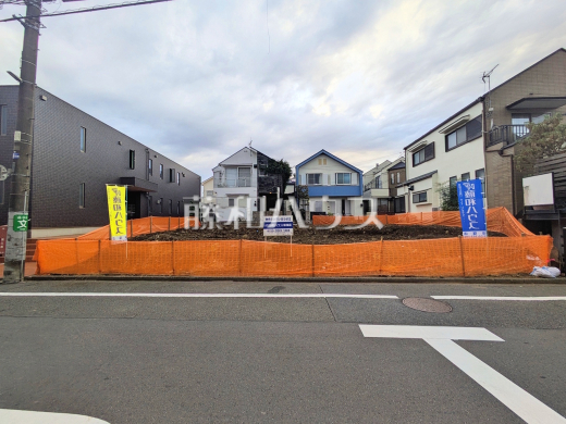 現地写真/前面道路はゆとりの5.4m。車の出し入れも楽々です。 【杉並区浜田山1丁目】