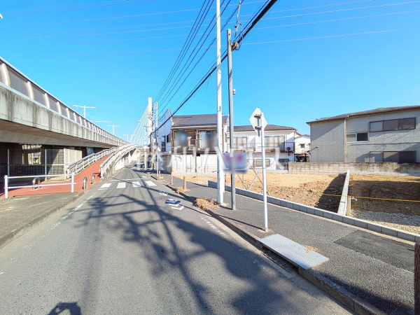 接道状況および現場風景 充実した新たな生活を、「あったらいいな」がある、この地から始めてみませんか?鮮やかな青空と暮らすこの土地で・・・。【日野市百草】 接道状況および現場風景 充実した新たな生活を、「あったらいいな」がある、この地から始めてみませんか?鮮やかな青空と暮らすこの土地で・・・。【日野市百草】