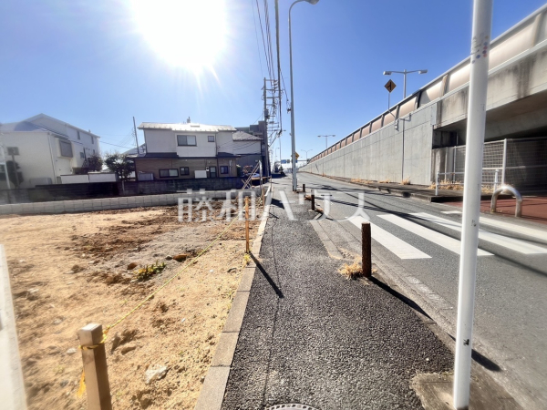 接道状況および現場風景 【日野市百草】
前面道路は歩道もあり、小さなお子様にも安心ですね。 接道状況および現場風景 【日野市百草】
前面道路は歩道もあり、小さなお子様にも安心ですね。