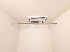 浴室換気乾燥機 【日野台ハイツ】雨の日の強い味方!浴室換気乾燥機付きユニットバスで洗濯物が乾かせます。
浴室換気乾燥機 【日野台ハイツ】雨の日の強い味方!浴室換気乾燥機付きユニットバスで洗濯物が乾かせます。