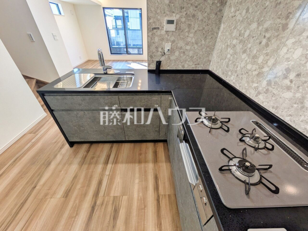 2号棟 対面式のカウンターキッチンは、いつでもご家族を感じられる空間作りの重要ポイントになりそうです。 【練馬区豊玉北1丁目】 2号棟 対面式のカウンターキッチンは、いつでもご家族を感じられる空間作りの重要ポイントになりそうです。 【練馬区豊玉北1丁目】