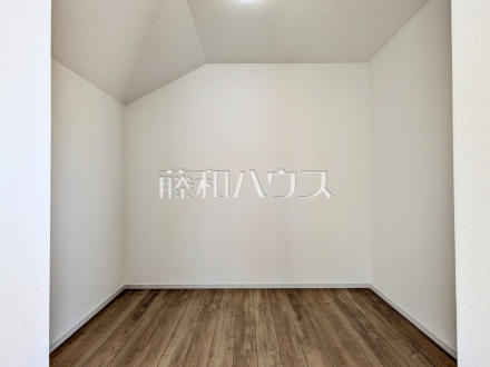 ウォークインクローゼット 奥行のあるウォークインクローゼットでたっぷり収納できます! 【西東京市芝久保町4丁目】/撮影日2026/10/01