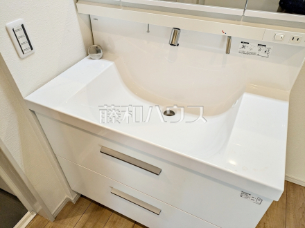 洗面台 洗面ボウルは広々平らな底面なので付け置き洗い等できます。 【西東京市芝久保町4丁目】/撮影日2026/10/01