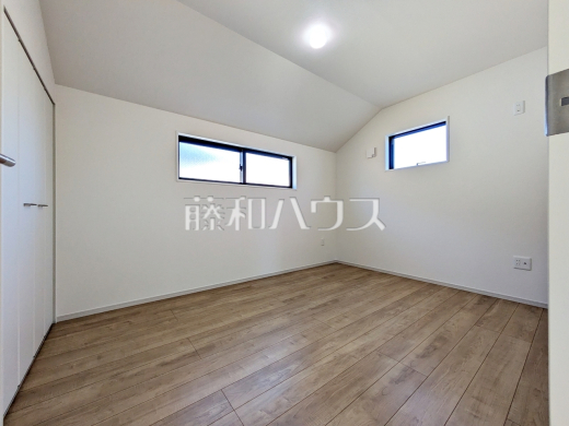 居室 クローゼットにより、家具を置くスペースが確保しやすい設計がされております。 【西東京市芝久保町4丁目】