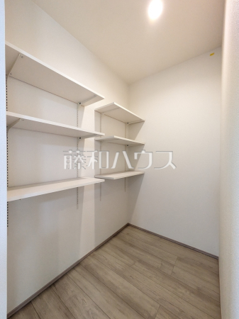 休日にまとめ買いをするご家庭はパントリーがあると便利♪ 【朝霞市膝折町2丁目】 休日にまとめ買いをするご家庭はパントリーがあると便利♪ 【朝霞市膝折町2丁目】