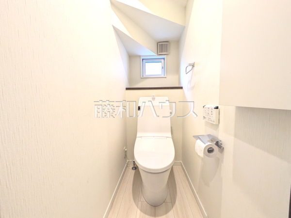 トイレ 【日野市多摩平6丁目】各階にトイレを設けておりますので、朝の忙しい時間などトイレの取り合いで喧嘩になることも少なそうですね。 トイレ 【日野市多摩平6丁目】各階にトイレを設けておりますので、朝の忙しい時間などトイレの取り合いで喧嘩になることも少なそうですね。
