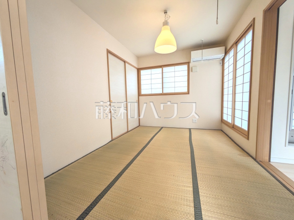 居室 【日野市多摩平6丁目】リビング横の和室はクッション性があり、怪我に繋がりにくい畳の上で遊ぶお子様を見守りながら家事ができます。 居室 【日野市多摩平6丁目】リビング横の和室はクッション性があり、怪我に繋がりにくい畳の上で遊ぶお子様を見守りながら家事ができます。