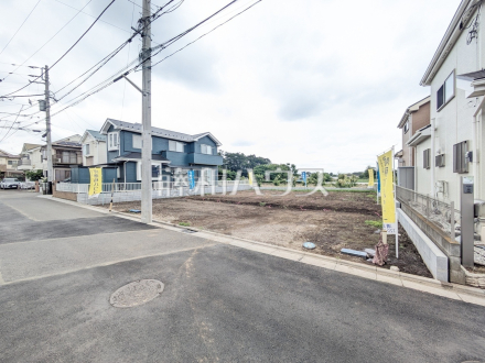 第一種低層住居専用地域。穏やかな時間が流れる、清瀬の静域に住む喜びを感じる。
【1期】接道状況および現場風景 【清瀬市下清戸1丁目】
接道状況および現場風景 【清瀬市下清戸1丁目】/撮影日2026/06/05