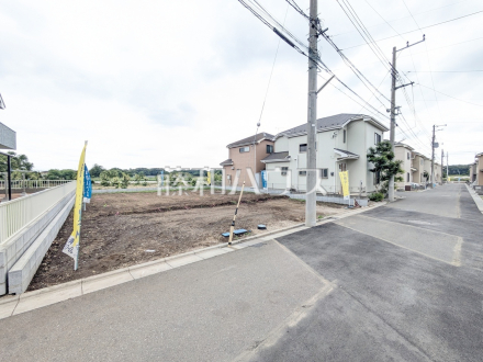 家族の成長を見守る。5m公道に面した解放感と陽だまりの区画。
【1期】接道状況および現場風景 【清瀬市下清戸1丁目】/撮影日2026/06/05