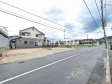 接道状況および現場風景 【福岡市城南区東油山1丁目】前面道路約8mなので、運転が少し苦手な方でも運転・駐車がしやすそうですね。 接道状況および現場風景 【福岡市城南区東油山1丁目】前面道路約8mなので、運転が少し苦手な方でも運転・駐車がしやすそうですね。