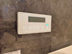 浴室給湯リモコン追焚き機能付きなので、生活時間の違う家族に便利です。 浴室給湯リモコン追焚き機能付きなので、生活時間の違う家族に便利です。