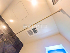 浴室乾燥機(浴室内上部)雨の日の強い味方!浴室換気乾燥機付きユニットバスで洗濯物が乾かせます。
浴室乾燥機(浴室内上部)雨の日の強い味方!浴室換気乾燥機付きユニットバスで洗濯物が乾かせます。