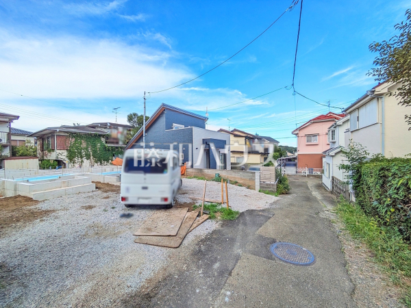 接道状況および現場風景 【昭島市郷地町1丁目】 接道状況および現場風景 【昭島市郷地町1丁目】