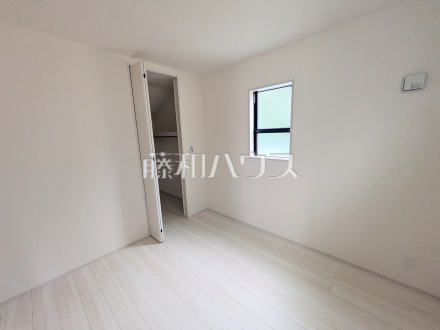 ≪4号棟 居室≫各部屋に収納も完備されるため、プライベート空間を生み出すことができます♪ 【府中市清水が丘2丁目】/撮影日2026/08/31