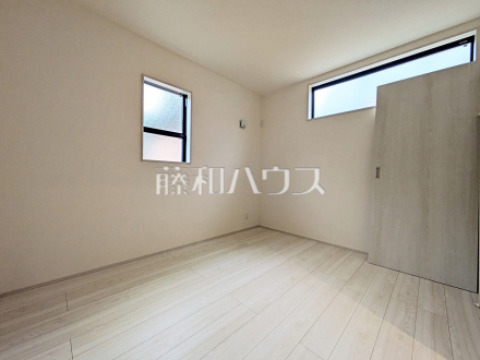 ≪4号棟 居室≫全居室角部屋仕様で2面採光を実現!お天気の良い日には窓を開けて換気もできるので気持ち良いですね。 【府中市清水が丘2丁目】/撮影日2026/09/04