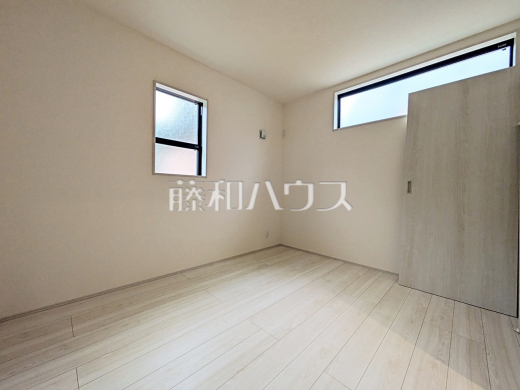 ≪4号棟 居室≫全居室角部屋仕様で2面採光を実現!お天気の良い日には窓を開けて換気もできるので気持ち良いですね。 【府中市清水が丘2丁目】