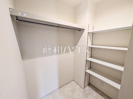 ≪4号棟 収納≫洗面室隣接のランドリールームは日用品やタオルなど収納できて便利!【府中市清水が丘2丁目】