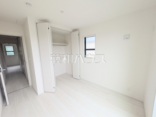 ≪4号棟 居室≫各部屋に収納も完備されるため、部屋もしっかり片付きそうですね♪ 【府中市清水が丘2丁目】