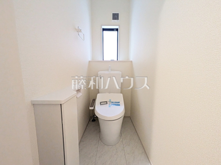 ≪4号棟 トイレ≫温水洗浄便機能付きトイレで清潔にご使用いただけます。 【府中市清水が丘2丁目】/撮影日2026/09/04