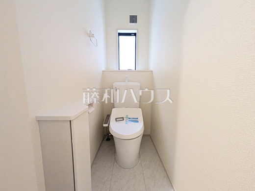 ≪4号棟 トイレ≫温水洗浄便機能付きトイレで清潔にご使用いただけます。 【府中市清水が丘2丁目】