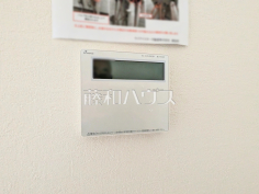 給湯器リモコン 【小金井市緑町4丁目】お湯の温度設定や追いだき・ふろ自動運転のほか、浴室との呼び出し機能などが搭載された高機能タイプです。 給湯器リモコン 【小金井市緑町4丁目】お湯の温度設定や追いだき・ふろ自動運転のほか、浴室との呼び出し機能などが搭載された高機能タイプです。