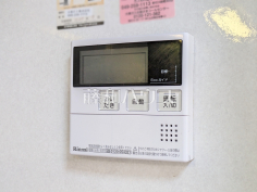 給湯機追焚き機能付きなので、生活時間の違う家族に便利です。 給湯機追焚き機能付きなので、生活時間の違う家族に便利です。