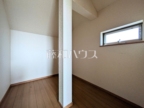 納戸 窓付きで換気もできちゃう納戸!収納としてだけでなくテレワークにも活用できます。クローズドな空間だから仕事にも集中できますね!【東久留米市本町3丁目】 納戸 窓付きで換気もできちゃう納戸!収納としてだけでなくテレワークにも活用できます。クローズドな空間だから仕事にも集中できますね!【東久留米市本町3丁目】
