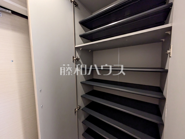 玄関収納 【ルピナス日野壱番館】 玄関収納 【ルピナス日野壱番館】