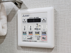 浴室換気乾燥機換気機能によってバスルーム内のカビの発生を抑制できます。夜間や雨天時の洗濯物の乾燥に便利な乾燥機能も装備。 浴室換気乾燥機換気機能によってバスルーム内のカビの発生を抑制できます。夜間や雨天時の洗濯物の乾燥に便利な乾燥機能も装備。