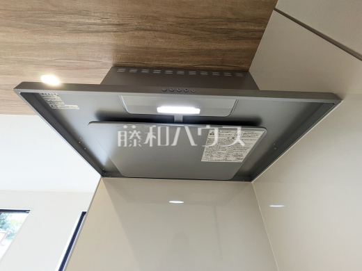 レンジフード 【八王子市緑町】 お手入れのしやすいレンジフードは見た目もスッキリしていて、料理時の油煙やニオイを効率的に外に出せます。