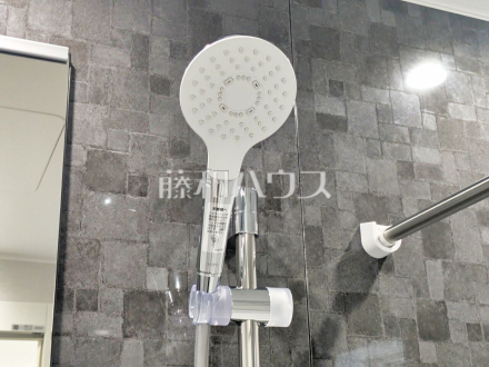 スイッチ付シャワーヘッド 【朝霞市本町2丁目】 浴室のシャワーは手元で止水ができるスイッチ付シャワーヘッドにより、さらに節水効果がアップします。/撮影日2026/08/22