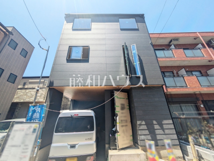足場が外れて実際の外観が見えてきました。完成までもう少しです。 【朝霞市本町2丁目】/撮影日2026/07/25