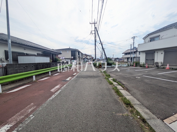 接道状況および現場風景 (現況:駐車場)【日野市西平山1丁目】 接道状況および現場風景 (現況:駐車場)【日野市西平山1丁目】