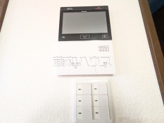 TVモニターホンTVモニター付きインターホンのため訪問者がひと目で分かります TVモニターホンTVモニター付きインターホンのため訪問者がひと目で分かります