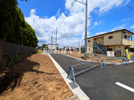 ≪接道状況≫ 陽光あふれる開放的な現地。周辺の落ち着いた街並みもぜひ一緒にお確かめください。 【府中市北山町 全16棟 新築分譲住宅】/撮影日2026/07/19