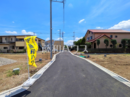 ≪接道状況≫ 心地よい光と風が通り抜ける開放的な好立地。家族がのびのび暮らせる好環境です。 【府中市北山町 全16棟 新築分譲住宅】/撮影日2026/07/19