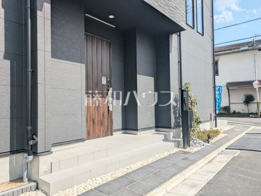 ◆モデルハウス 玄関◆
玄関はお家の顔!植栽やガーデングッズなどを利用し、お客様をお出迎えする玄関アプローチをオシャレに飾ってみてはいかがでしょうか。