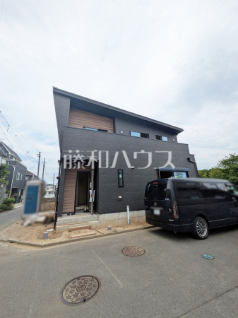 足場が外れて実際の外観が見えてきました。完成までもう少しです。 【朝霞市田島2丁目】 足場が外れて実際の外観が見えてきました。完成までもう少しです。 【朝霞市田島2丁目】