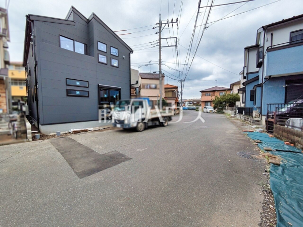 接道状況および現場風景 【新座市石神3丁目】 見学はしたいけど、なかなか時間が取れない・・・そんな方に出勤前や仕事終わりにマイホームを見学できるサポートをいたします。 接道状況および現場風景 【新座市石神3丁目】 見学はしたいけど、なかなか時間が取れない・・・そんな方に出勤前や仕事終わりにマイホームを見学できるサポートをいたします。
