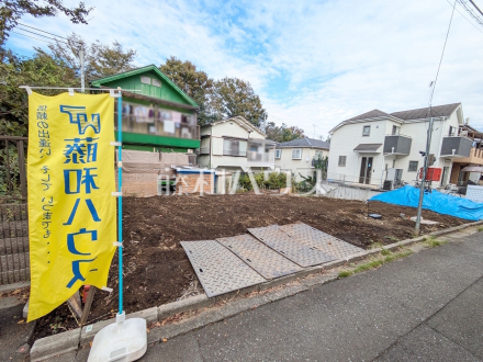 ≪現地外観≫南道路で、さらに南側にカースペースがあり日当たり良好です。【府中市紅葉丘2丁目】/撮影日2025/10/23
