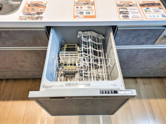 食器洗浄乾燥機 まとめ洗いができ、乾燥まで行ってくれる食器洗い乾燥機で食事の後片付けが楽になります。 食器洗浄乾燥機 まとめ洗いができ、乾燥まで行ってくれる食器洗い乾燥機で食事の後片付けが楽になります。