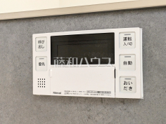 給湯機追焚き機能付きなので、生活時間の違う家族に便利です。 給湯機追焚き機能付きなので、生活時間の違う家族に便利です。