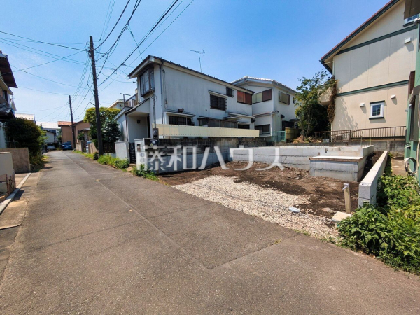 接道状況および現場風景 【小平市仲町】 建物のプレゼンをさせていただきますので、実際の完成イメージを思い描いていただくことができます。お気軽にお問合せ下さい 接道状況および現場風景 【小平市仲町】 建物のプレゼンをさせていただきますので、実際の完成イメージを思い描いていただくことができます。お気軽にお問合せ下さい