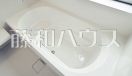 エコベンチ浴槽 半身浴や家族浴が楽しめる「エコベンチ浴槽」の広々バスルーム。冬でも暖かく雨の日でも洗濯物が乾かせる「暖房換気乾燥機」付きです。