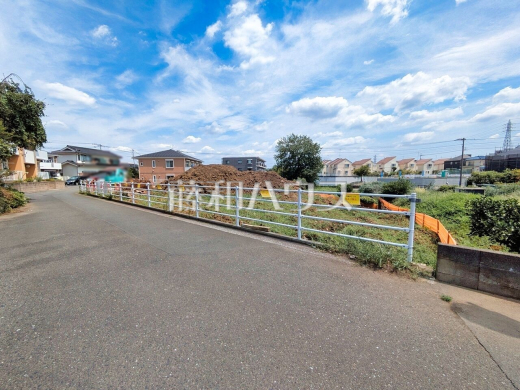 現場風景【東久留米市新川町1丁目】 見学はしたいけど、なかなか時間が取れない・・・そんな方に出勤前や仕事終わりにマイホームを見学できるサポートをいたします