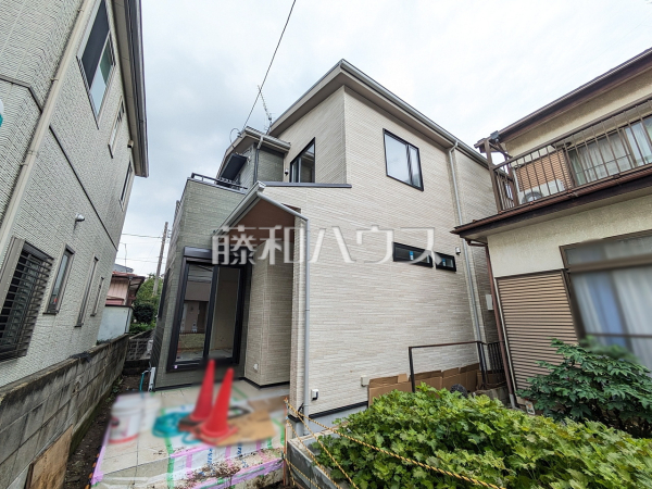 足場が外れて実際の外観が見えてきました。完成までもう少しです。 【志木市本町3丁目】 足場が外れて実際の外観が見えてきました。完成までもう少しです。 【志木市本町3丁目】