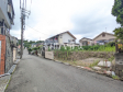 接道状況および現場風景 【八王子市長沼町】 一戸建ての多いエリアのため、静かで落ち着いた雰囲気の街並みです。 接道状況および現場風景 【八王子市長沼町】 一戸建ての多いエリアのため、静かで落ち着いた雰囲気の街並みです。
