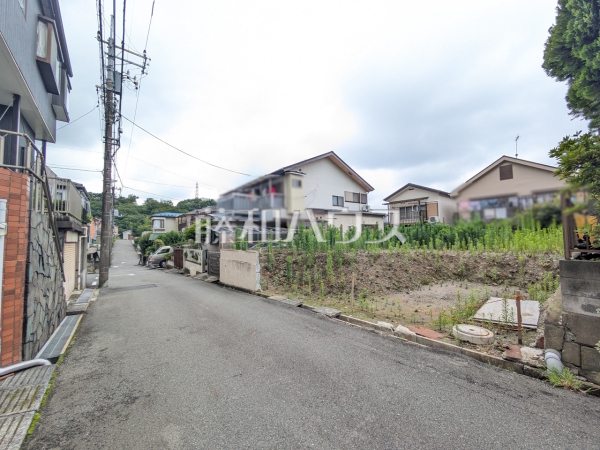 接道状況および現場風景 【八王子市長沼町】 一戸建ての多いエリアのため、静かで落ち着いた雰囲気の街並みです。 接道状況および現場風景 【八王子市長沼町】 一戸建ての多いエリアのため、静かで落ち着いた雰囲気の街並みです。