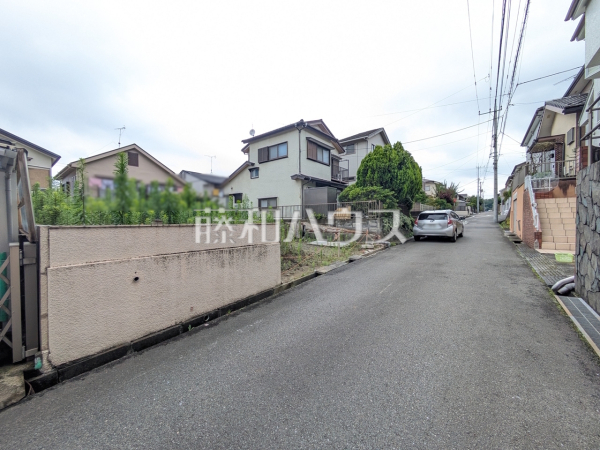 接道状況および現場風景 【八王子市長沼町】大通りから離れた場所にございますので、静かな環境となります。 接道状況および現場風景 【八王子市長沼町】大通りから離れた場所にございますので、静かな環境となります。