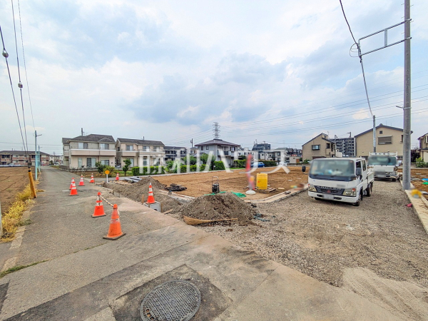 接道状況および現場風景 【武蔵村山市伊奈平5丁目】 接道状況および現場風景 【武蔵村山市伊奈平5丁目】